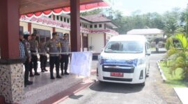 Kapolres Halteng, AKBP Fiat Dedawanto, didampingi Pejabat Utama (PJU) Polres Halteng, melepas mudik balik dengan tujuan akhir Kota Sofifi, Provinsi Maluku Utara.