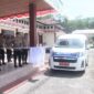 Kapolres Halteng, AKBP Fiat Dedawanto, didampingi Pejabat Utama (PJU) Polres Halteng, melepas mudik balik dengan tujuan akhir Kota Sofifi, Provinsi Maluku Utara.