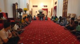 Rapat bersama seluruh pengurus dan cabang olahraga (cabor) yang digelar di Istana Daerah (Isda), Desa Fagudu, Kecamatan Sanana, Minggu (29/3/2026) malam.