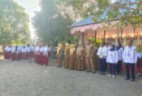 Persiapan Upacara Bendera Hari Senin di SD Negeri Sofifi, nampak Kepala Balai Bahasa Provinsi Maluku Utara, Nukman berserta jajaran, dewan guru dan para siswa siap mengikuti upacara bendera. 