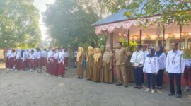 Persiapan Upacara Bendera Hari Senin di SD Negeri Sofifi, nampak Kepala Balai Bahasa Provinsi Maluku Utara, Nukman berserta jajaran, dewan guru dan para siswa siap mengikuti upacara bendera. 