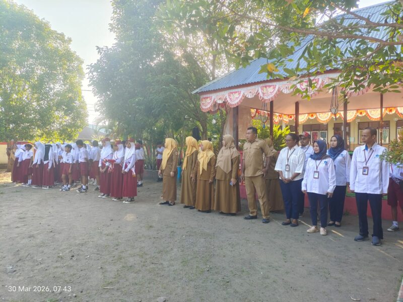 Persiapan Upacara Bendera Hari Senin di SD Negeri Sofifi, nampak Kepala Balai Bahasa Provinsi Maluku Utara, Nukman berserta jajaran, dewan guru dan para siswa siap mengikuti upacara bendera. 