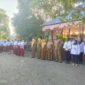Persiapan Upacara Bendera Hari Senin di SD Negeri Sofifi, nampak Kepala Balai Bahasa Provinsi Maluku Utara, Nukman berserta jajaran, dewan guru dan para siswa siap mengikuti upacara bendera. 