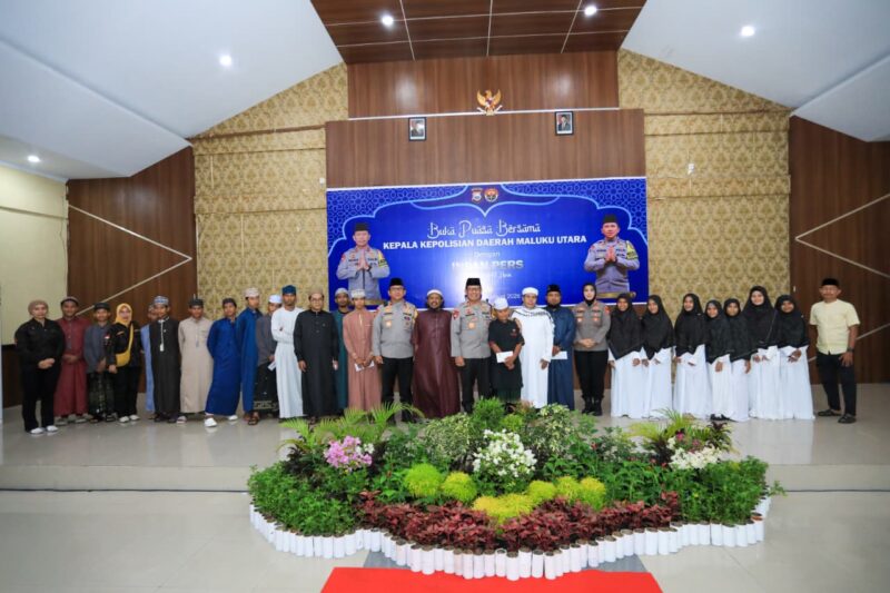 Kapolda Malut Irjen Pol Waris Agono bersama para santri dan anak yatim dalam kegiatan buka puasa bersama.