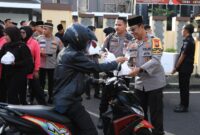 Kapolda Malut Irjen Pol Waris Agono membagikan takjil kepada warga