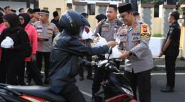 Kapolda Malut Irjen Pol Waris Agono membagikan takjil kepada warga