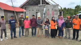 Warga terdampak puting beliung mendapatkan bantuan dari pemerintah daerah