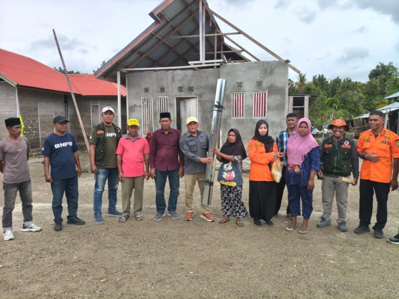 Warga terdampak puting beliung mendapatkan bantuan dari pemerintah daerah