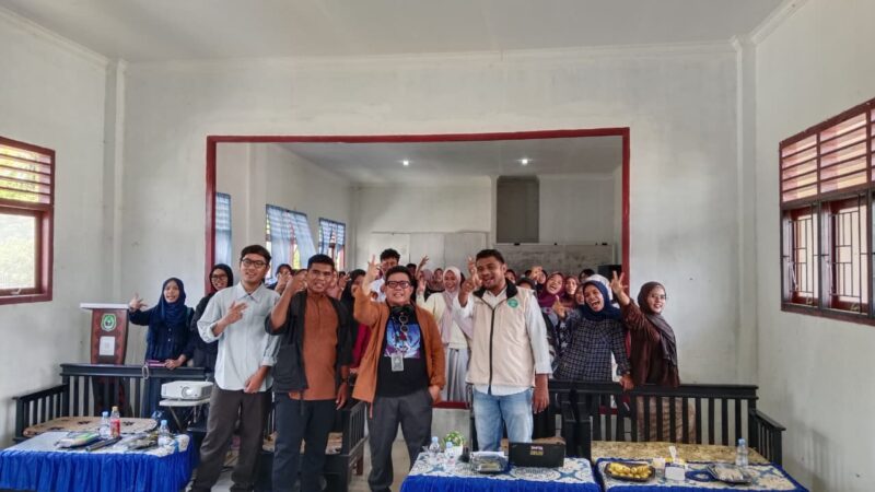 Direktur Musik Kementrian Ekonomi Kreatif, Mohammad Amin bersama Warek III Unibrah dan mahasiswa dalam kegiatan kuliah umum bertema 