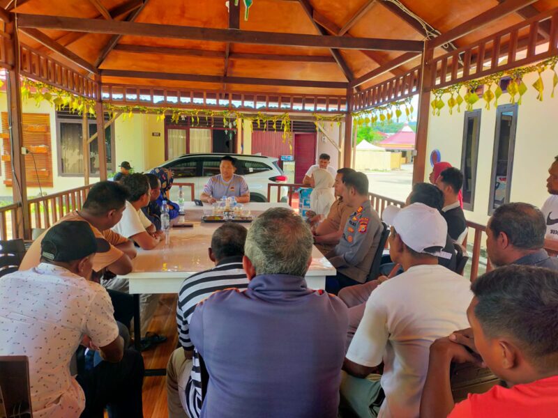 Puluhan nelayan diskusi bersama Kapolres, AKBP Kodrat Muh Hartanto. (Dokumentasi: Am Teapon/marasai.id)