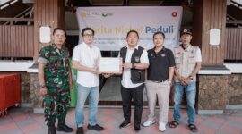 Serah terima bantuan kemanusiaan dari Harita Nickel melalui Posko Induk Bencana, Minggu (5/4). Bantuan diserahkan oleh Kepala Perwakilan Ternate Harita Nickel, Dedi Hermansyah, kepada Sekretaris Daerah Kota Ternate, Rizal Marsaoly. 