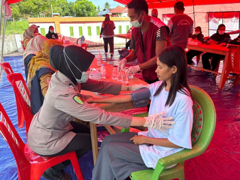 Anggota Bidokes Polres Halteng memberikan pelayanan kesehatan gratis kepada warga Sibenpopo di pengungsian. 