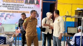 Kepala Kesbangpol Kepulauan Sula, Sutomo Teapon didampingi Panitia Seleksi memantau pelaksanaan ujian Paskibraka.