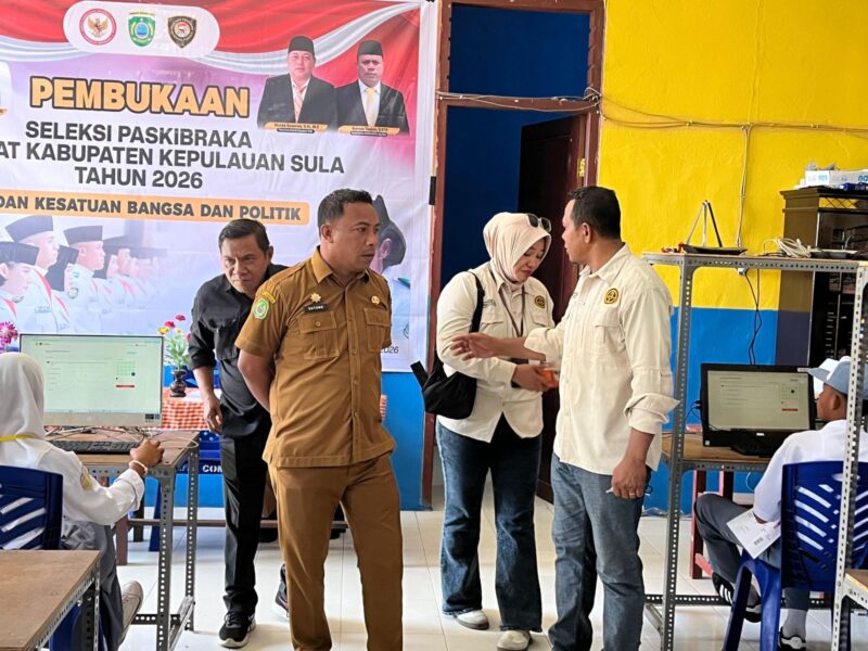 Kepala Kesbangpol Kepulauan Sula, Sutomo Teapon didampingi Panitia Seleksi memantau pelaksanaan ujian Paskibraka.