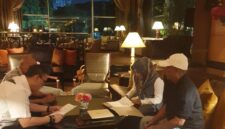 Bupati Fifian didampingi Kadishub, menandatangani kerjasama dengan PT. Trigana Air Service. 