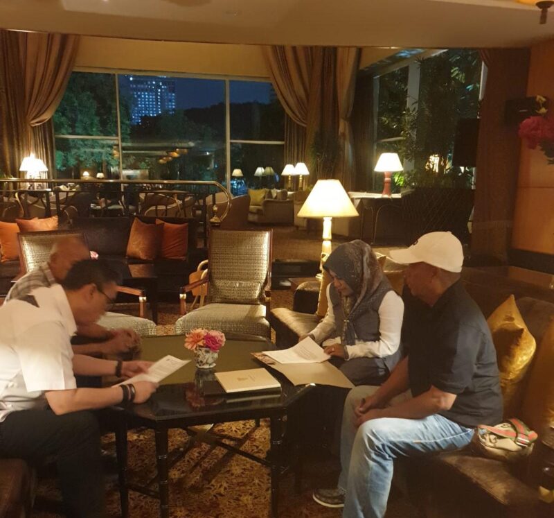 Bupati Fifian didampingi Kadishub, menandatangani kerjasama dengan PT. Trigana Air Service. 