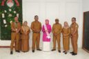 Amelia Taher pose bersama Pemkab Kepulauan Sula. (Dokumentasi: Diskominfo Kepulauan Sula)