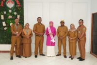 Amelia Taher pose bersama Pemkab Kepulauan Sula. (Dokumentasi: Diskominfo Kepulauan Sula)