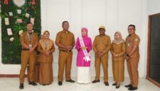 Amelia Taher pose bersama Pemkab Kepulauan Sula. (Dokumentasi: Diskominfo Kepulauan Sula)