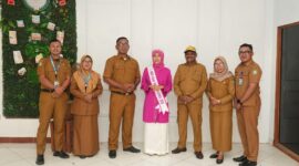 Amelia Taher pose bersama Pemkab Kepulauan Sula. (Dokumentasi: Diskominfo Kepulauan Sula)