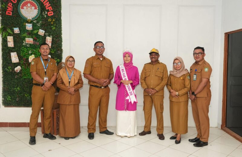 Amelia Taher pose bersama Pemkab Kepulauan Sula. (Dokumentasi: Diskominfo Kepulauan Sula)