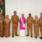 Amelia Taher pose bersama Pemkab Kepulauan Sula. (Dokumentasi: Diskominfo Kepulauan Sula)