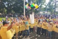 Wabub Sula bersama Kadisdik, Marini Nur Ali melakukan pelepasan balon sebagai tanda launching kegiatan Hardiknas resmi dihelat. Dokumentasi: Am Teapon/marasai.id.