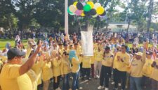 Wabub Sula bersama Kadisdik, Marini Nur Ali melakukan pelepasan balon sebagai tanda launching kegiatan Hardiknas resmi dihelat. Dokumentasi: Am Teapon/marasai.id.