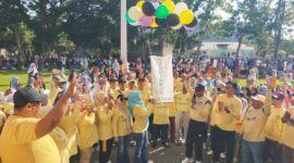 Wabub Sula bersama Kadisdik, Marini Nur Ali melakukan pelepasan balon sebagai tanda launching kegiatan Hardiknas resmi dihelat. Dokumentasi: Am Teapon/marasai.id.