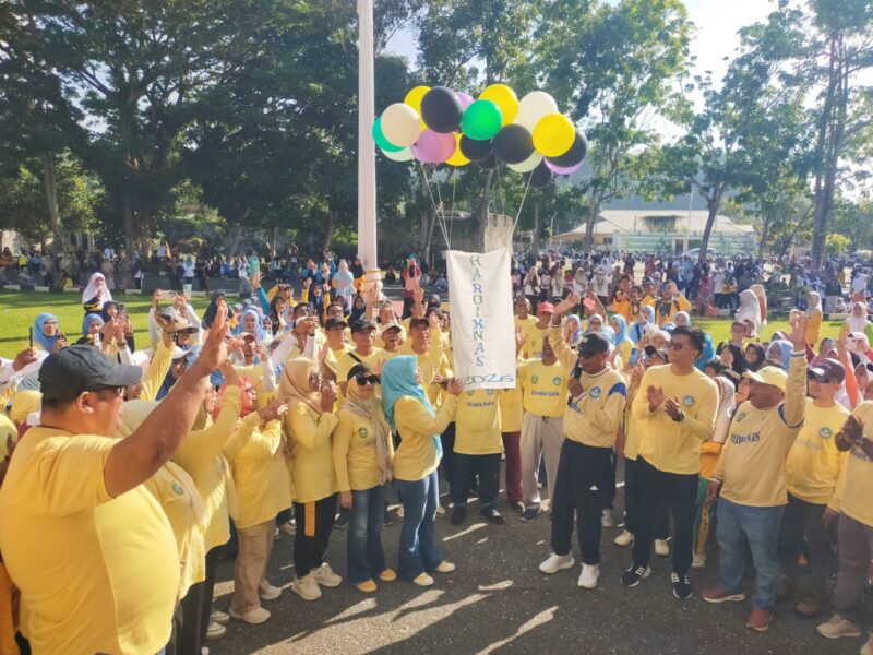 Wabub Sula bersama Kadisdik, Marini Nur Ali melakukan pelepasan balon sebagai tanda launching kegiatan Hardiknas resmi dihelat. Dokumentasi: Am Teapon/marasai.id.
