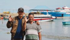 Madina Jouronga bersama anaknya yang mengemudikan Kapal Motor Akelamo Jaya, rute Kawasi - Bacan.