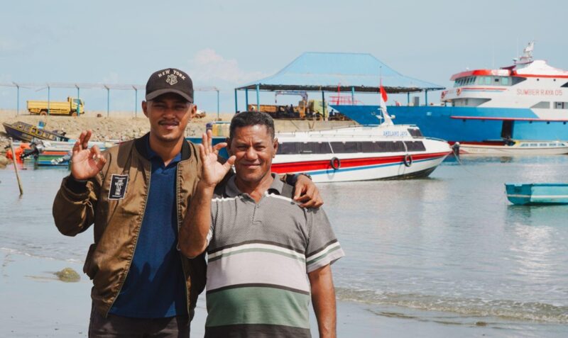 Madina Jouronga bersama anaknya yang mengemudikan Kapal Motor Akelamo Jaya, rute Kawasi - Bacan.