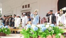 Bupati Kepulauan Sula, Fifian Adeningsi Mus menjadi inspektur upacara Hardiknas 2026.