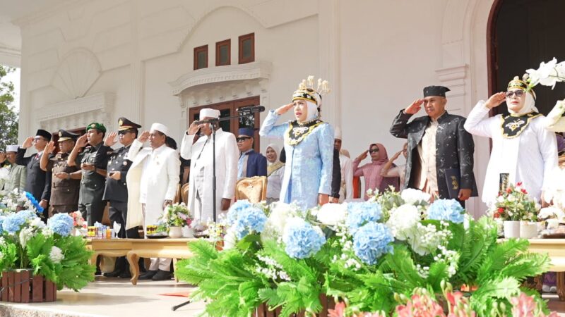 Bupati Kepulauan Sula, Fifian Adeningsi Mus menjadi inspektur upacara Hardiknas 2026.