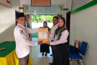 Penyerahan soal ASAJ oleh Kepala Sekolah kepada Pengawas Asesmen. Dokumentasi: Am Teapon/marasai.id