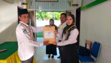 Penyerahan soal ASAJ oleh Kepala Sekolah kepada Pengawas Asesmen. Dokumentasi: Am Teapon/marasai.id