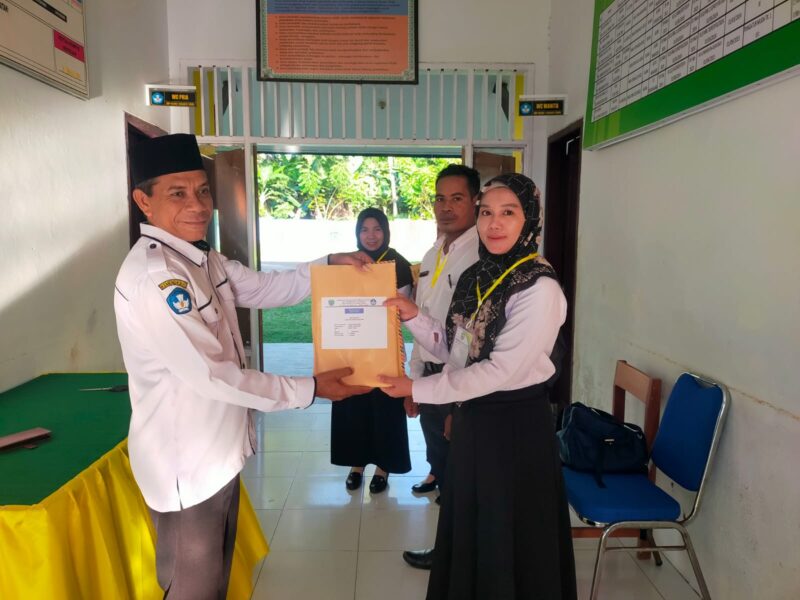 Penyerahan soal ASAJ oleh Kepala Sekolah kepada Pengawas Asesmen. Dokumentasi: Am Teapon/marasai.id