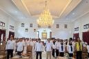 Sekretaris Daerah Muhlis Soamole bersama peserta yang mengikuti kegiatan sosialisasi SIMBG. 