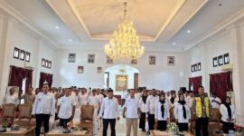 Sekretaris Daerah Muhlis Soamole bersama peserta yang mengikuti kegiatan sosialisasi SIMBG. 