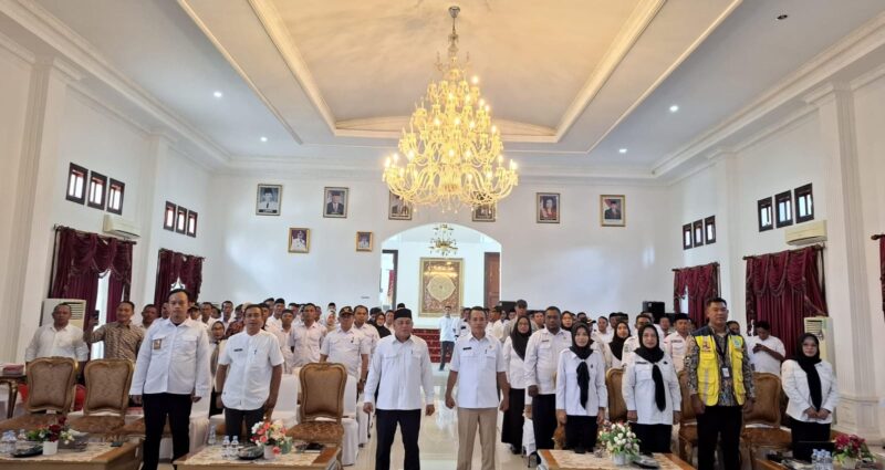 Sekretaris Daerah Muhlis Soamole bersama peserta yang mengikuti kegiatan sosialisasi SIMBG. 