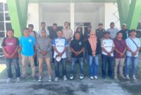 Para Jurnalis pose bersama Kadis Kominfo, Basiludin Labesi dan Kadis Kesehatan, Anty Buamona usai rapat. (Dokumentasi: Istimewa)