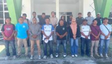 Para Jurnalis pose bersama Kadis Kominfo, Basiludin Labesi dan Kadis Kesehatan, Anty Buamona usai rapat. (Dokumentasi: Istimewa)