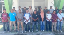 Para Jurnalis pose bersama Kadis Kominfo, Basiludin Labesi dan Kadis Kesehatan, Anty Buamona usai rapat. (Dokumentasi: Istimewa)