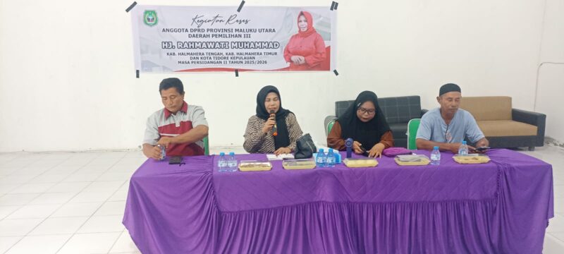 Hj Rahmawati Muhammad saat melakukan kegiatan reses di Desa Waisuba 