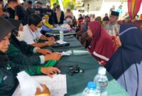 Warga antusias melakukan pemeriksaan kesehatan gratis yang diprakarsai oleh Jurnalis Sula. 
