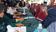 Warga antusias melakukan pemeriksaan kesehatan gratis yang diprakarsai oleh Jurnalis Sula. 