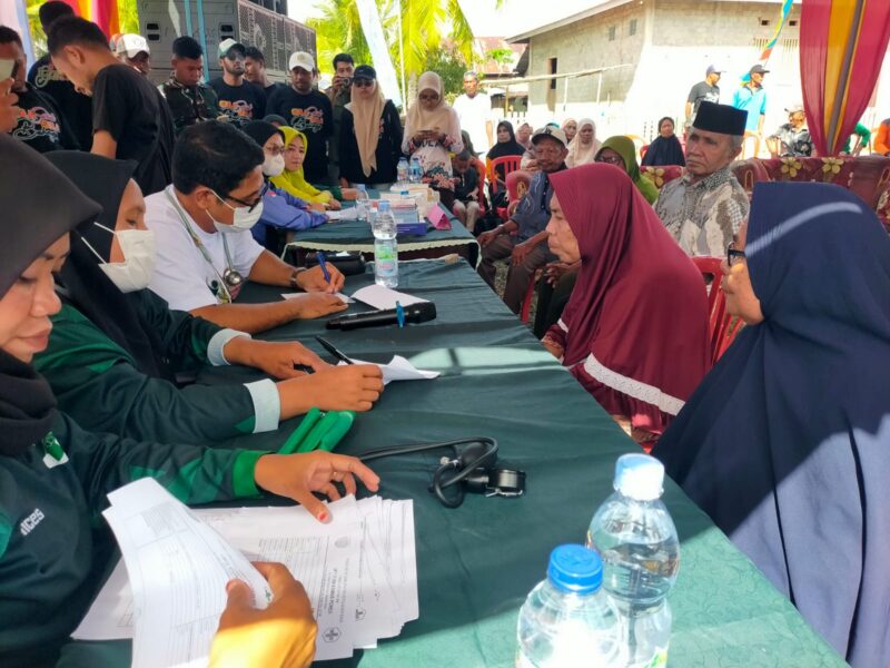 Warga antusias melakukan pemeriksaan kesehatan gratis yang diprakarsai oleh Jurnalis Sula. 