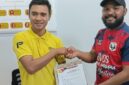 Penandatangan Kerja Sama Sponsorhih( Berdiri dsri kiri Fitra Menej.Oprasionan Pandawa Timur Indonesia-Irsan Perwakilan Garuda)
