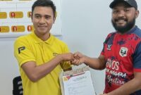 Penandatangan Kerja Sama Sponsorhih( Berdiri dsri kiri Fitra Menej.Oprasionan Pandawa Timur Indonesia-Irsan Perwakilan Garuda)
