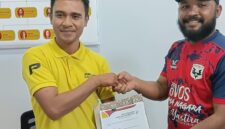 Penandatangan Kerja Sama Sponsorhih( Berdiri dsri kiri Fitra Menej.Oprasionan Pandawa Timur Indonesia-Irsan Perwakilan Garuda)